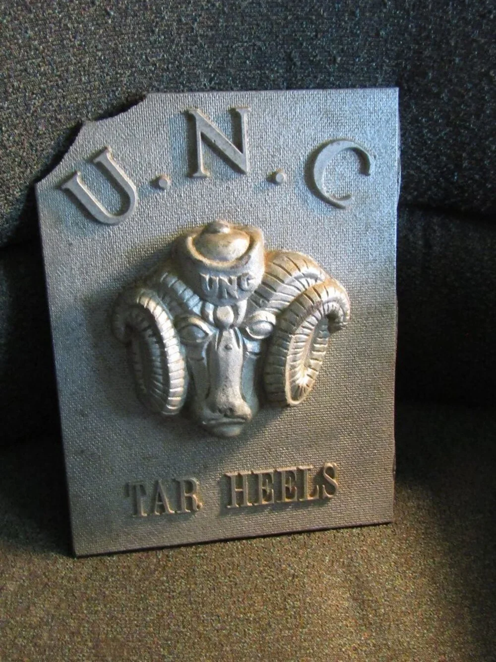 Sports Vintage CAST IRON UNC RAM HEAD PLAQUE 9